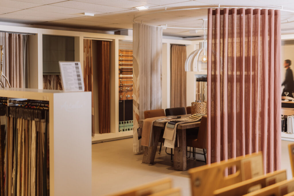 Gordijnen en stalen van raamdecoratie in de showroom