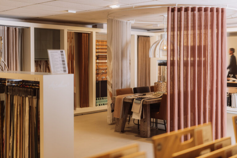 Gordijnen en stalen van raamdecoratie in de showroom