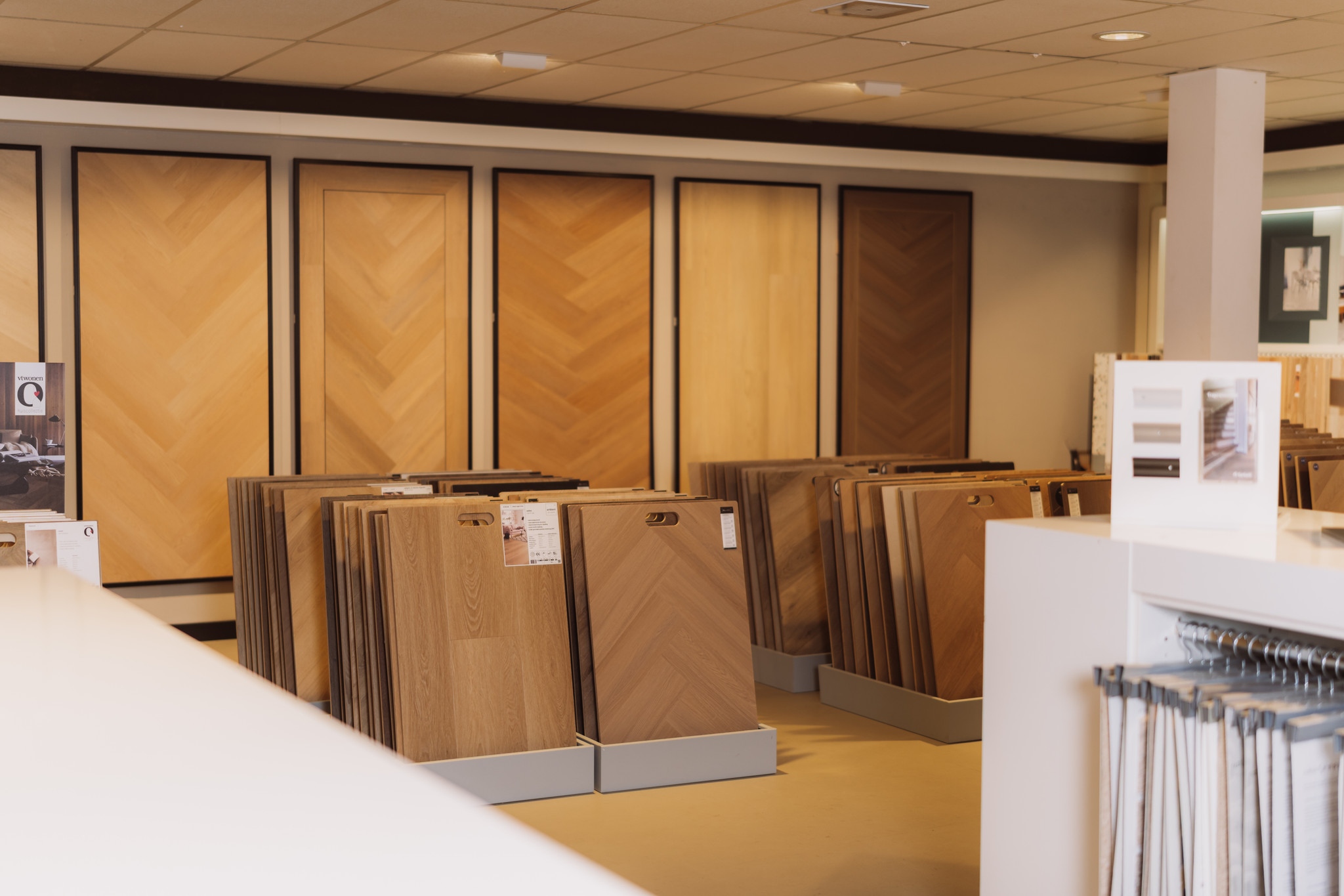 Stalen van houten vloeren op rekken in de showroom