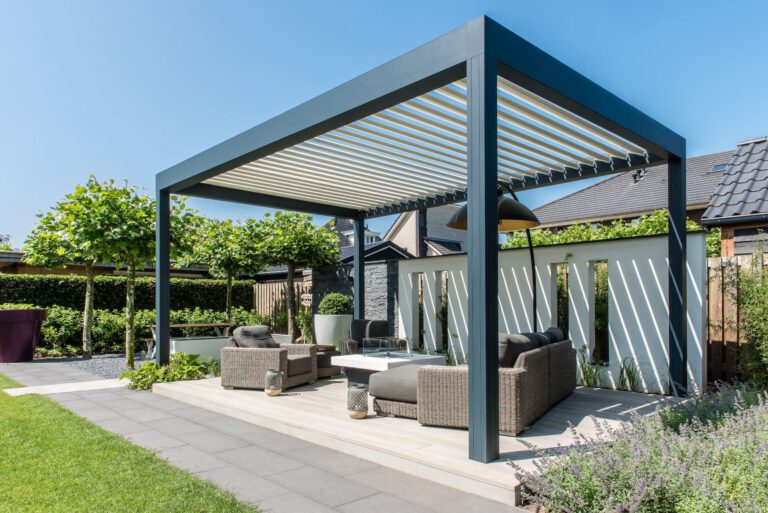 Terrasoverkapping met lamellen en zijscreens boven een loungeset